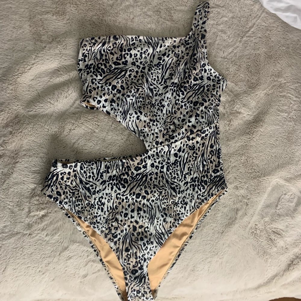 One piece bathing suit from cotton on.